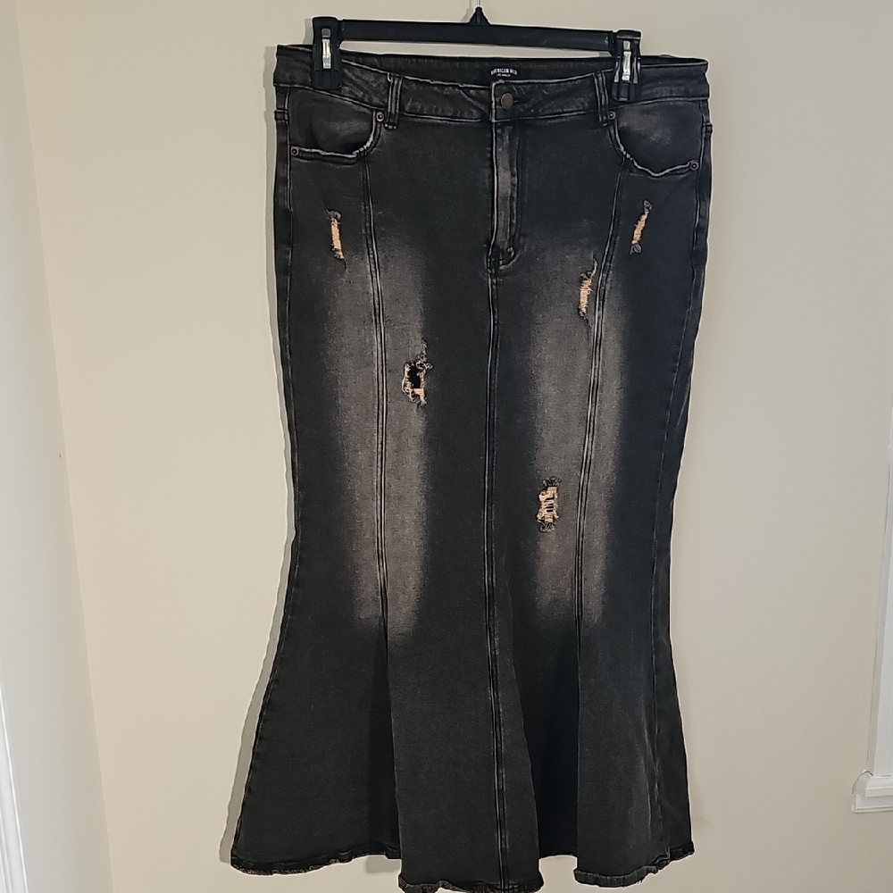 Distressed Black Denim‎ Skirt. By AMERICAN BAZI. Si,e 2x. 98% Cotton.